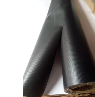 Lub teeb yuag thiab hnav - tiv taus tarpaulins